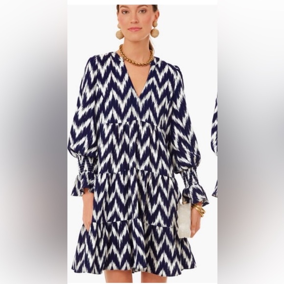 Pomander Place by Tuckernuck, Navy/White Ikat Mini, V Collar, Shirred Wrist. - Picture 11 of 14